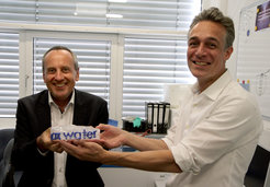 Science Minister Konrad Wolf (l.) visits the Max Planck Institute for Polymer Research and learns about the "MaxWater" initiative. Right: Director Mischa Bonn.